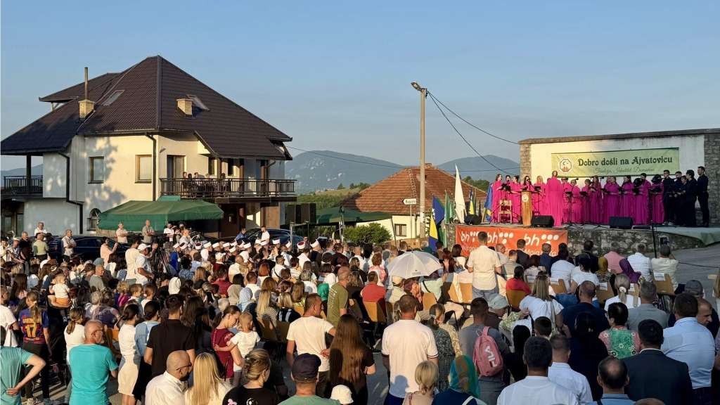 sinoć je na platou musalle u pruscu svecano otvorena manifestacija dani ajvatovice