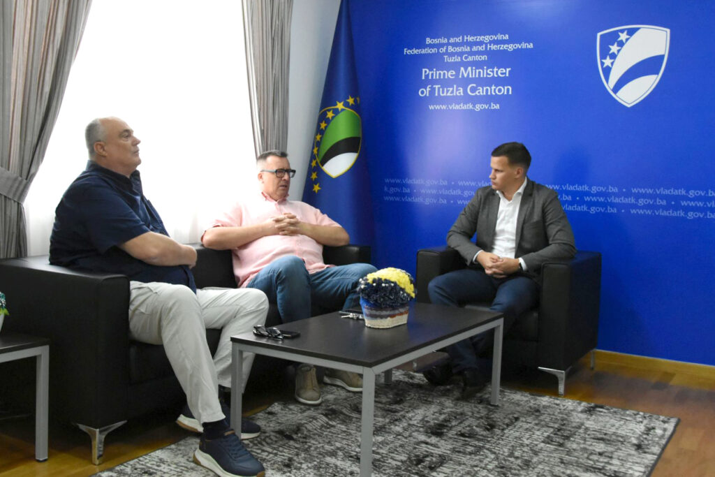 premijer tk irfan halilagic sastao se u svom uredu sa celnicima fk sloboda koji su mu iznijeli plan stabilizacije i samoodrzivosti kluba nakon cega je premijer obecao podrsku vlade tk