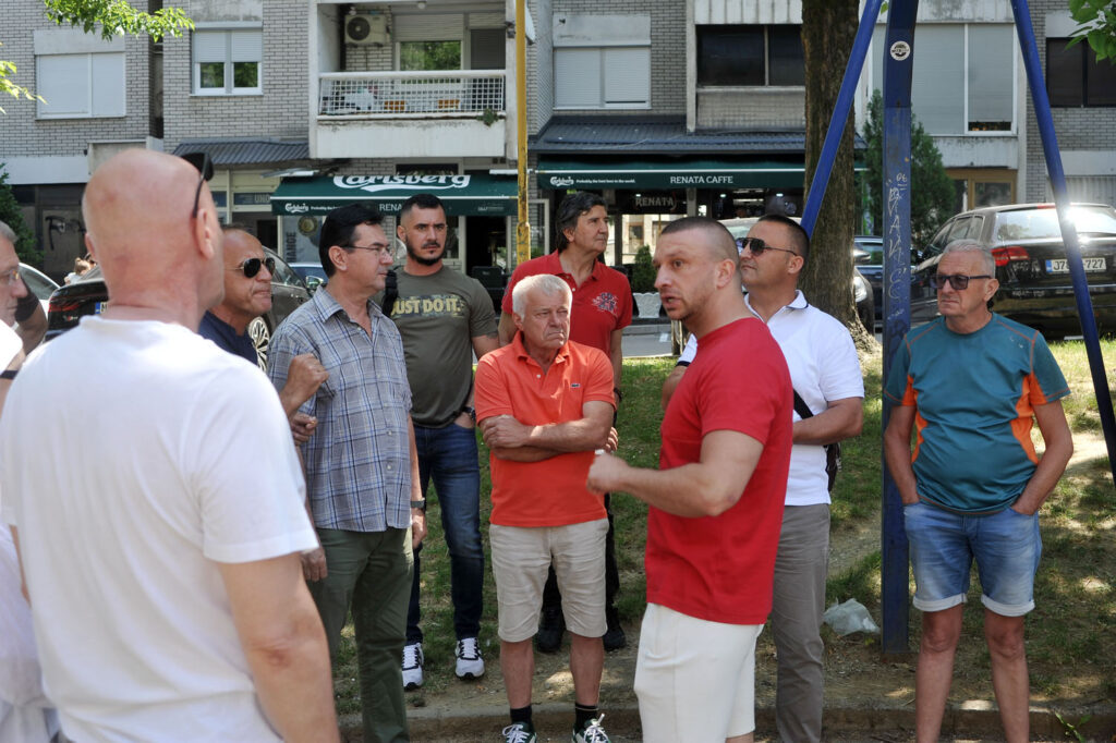 stanari jednog dijela tuzlanskog naselja stupine okupilisu se danas kako bi negodovali na iscrtavanje parkinga pored jedne od zgrada jer kako tvrde uzurpiran im je protupozarni put i otezan prilaz ulazima u zgradu