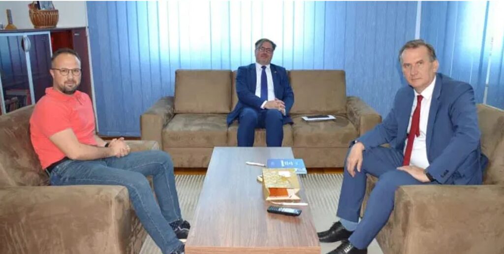 direktor ukc tuzla sa saradnicim u posjetu primio ambasadora slovenije u bih sedara dogovoren niz saradnji