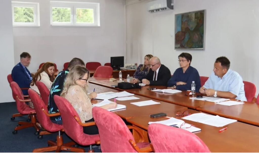 na danasnjoj sjdnici komisija za obrazovanje i nauku tk razgovarano je o položaju djece s poteškoćama u razvoju i potrebama za sistemskim angažovanjem asistenata u nastavi u osnovnim školama u tk