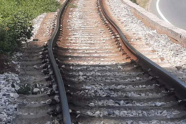 usljed visokih temperatura i vrelina koje su zahvatile bih ovih dana je došlo do deformacije na dijelu pruge banja luka - celinac naime deformisale su se sine tj izvitoperile