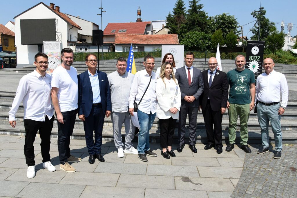 vlada tuzlanskog kantona podrzala manifestaciju u srcu sjecanja koju su povodom 30 godisnjice od genocida u srebrenici organizovali studenti filozofskog fakulteta u tuzli