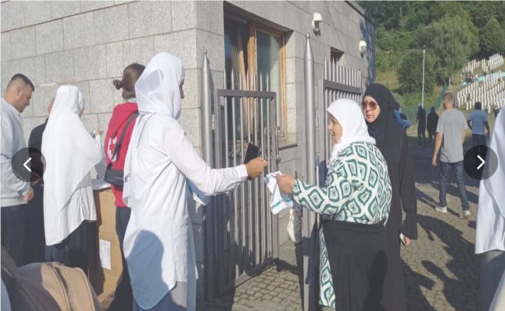 clanice udruzenja pokreta majke enklava srebrenica i zepa u potocarima podijelile bijele marame