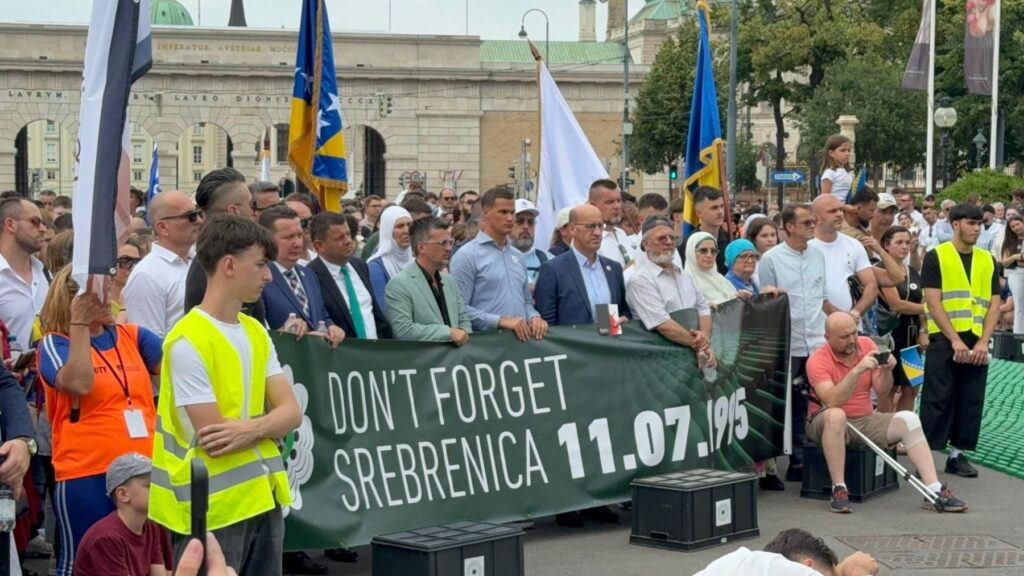 u becu povodom 30 godisnjice genocida u srebrenici izveden performans cvijet istine i nade pod pokroviteljstvom vlade tk