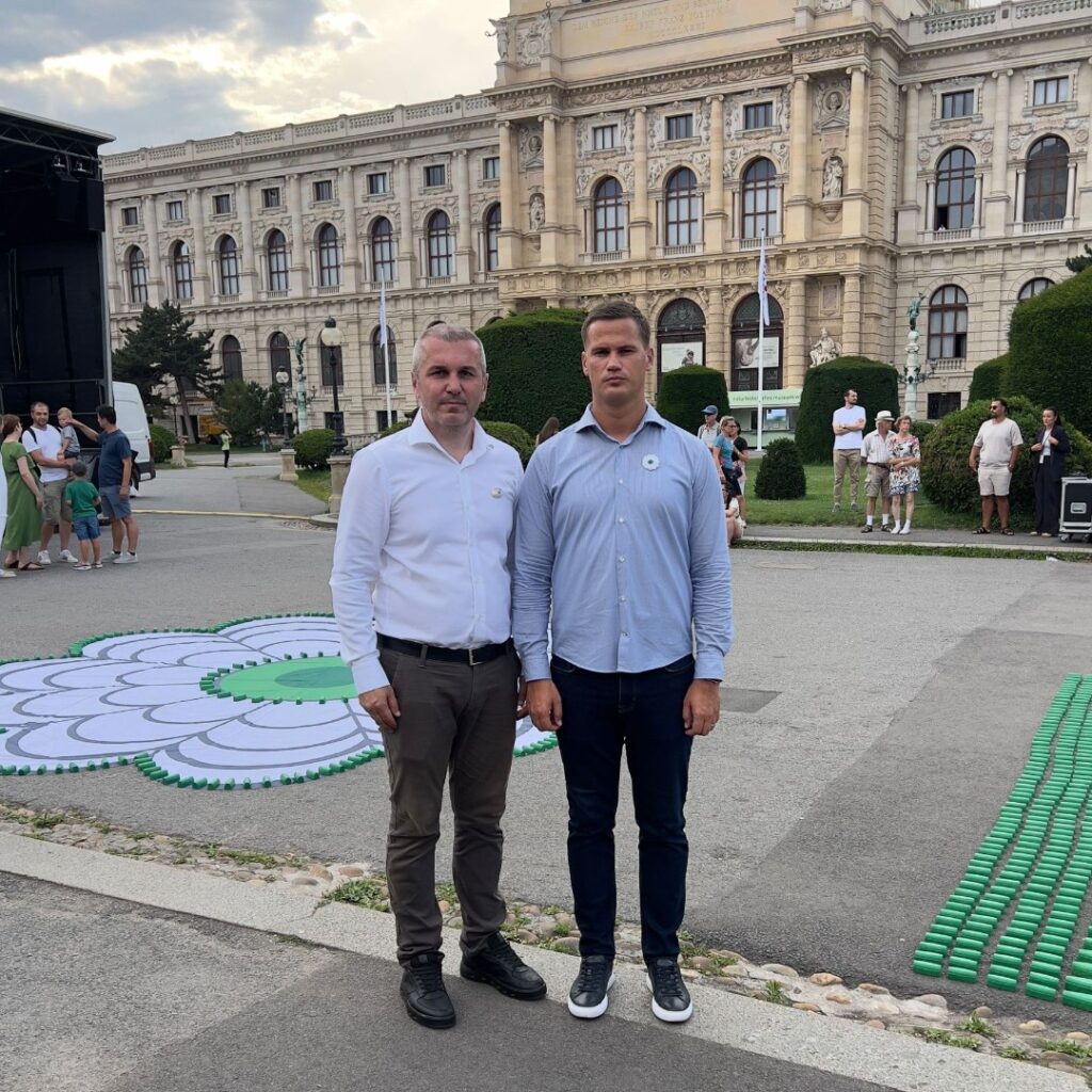 u becu povodom 30 godisnjice genocida u srebrenici izveden performans cvijet istine i nade pod pokroviteljstvom vlade tk