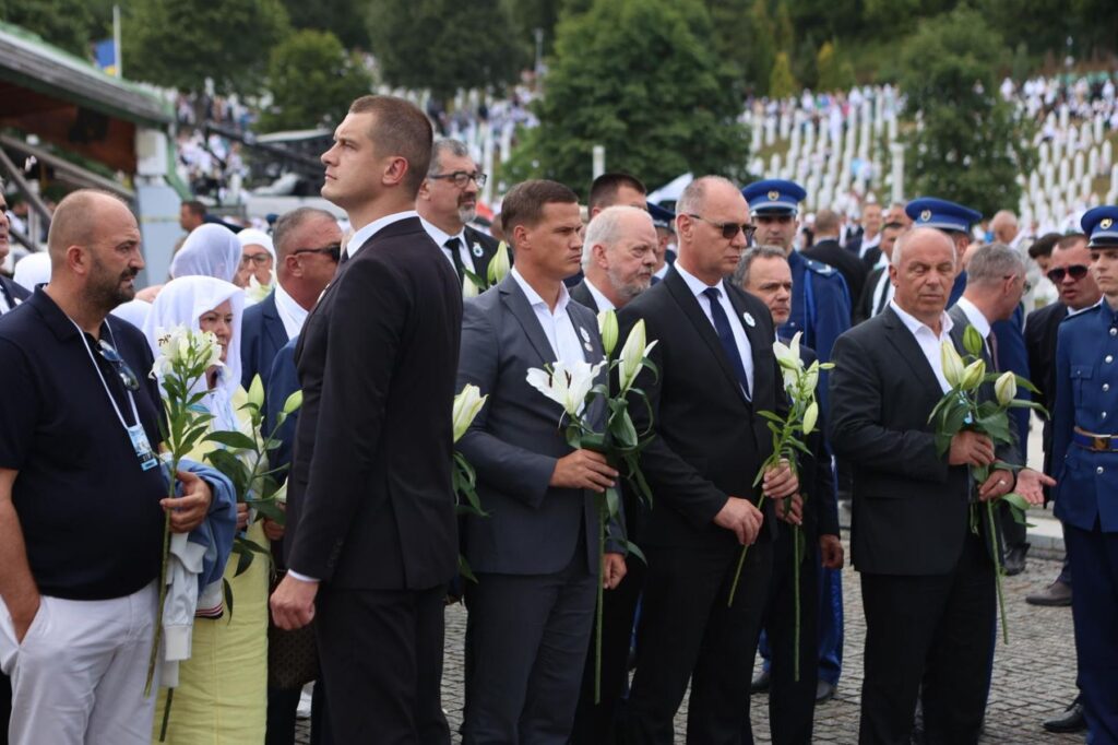 delegacija skupstine tk predvodjena predsjednikom zarkom vujovicem i vlade tk predvodjena premijerom irfanom halilagicem prisustvovali su danas u potocarima komemoraciji 30 godisnjice od genocida u srebrenici