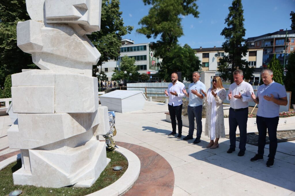 ministrica za boracka pitanja u vladi tk senada dizdarevic obisla je prilikom danasnje posjete gredeccu vojno i sehidsko mezarje mahmut mahala odakle ce krenuti dronsko snimanje i mapiranje sehidskih mezarja u tk