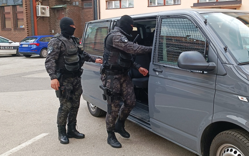 u akciji sluzbenika mup-a tk nakon pretresa u tuzli i zivinicama uhapsena dva muskarca pronadjena droga oruzje jedan se dovodi u vezu sa placenim ubicom i bivsim pripadnikom crvenih beretki