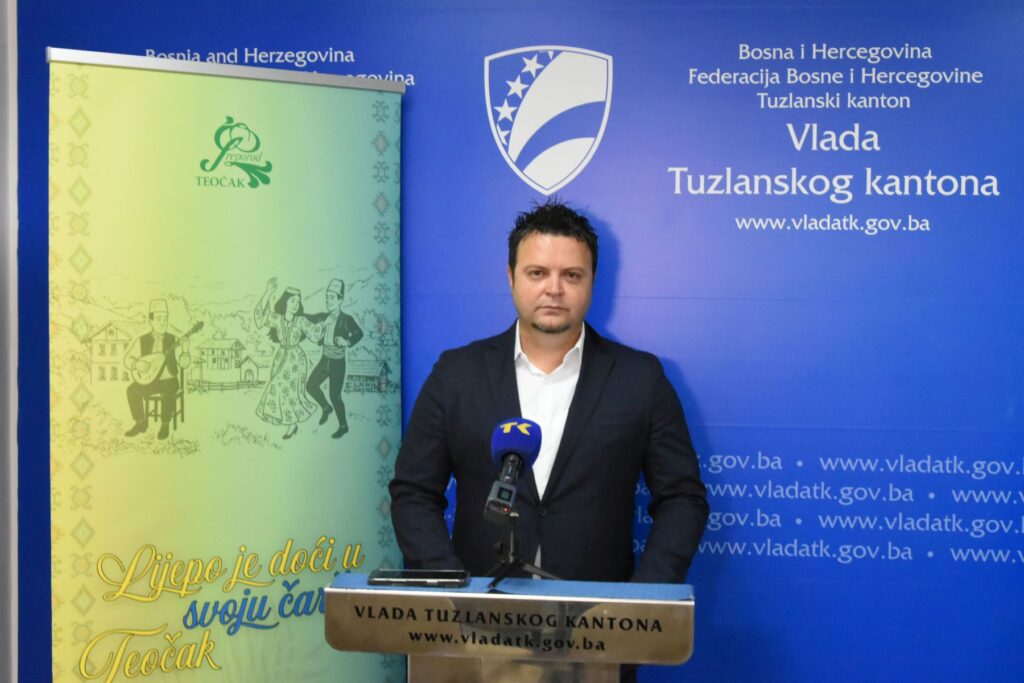 danas je u teocaku prtedstavljen program manifestacije lijepo je doci u svoju carsiju manifestaciju organizuju ministarstvo za kulturu sport i mlade tk opcina teocak i bosnjacka zajednica kulture preporod teocak