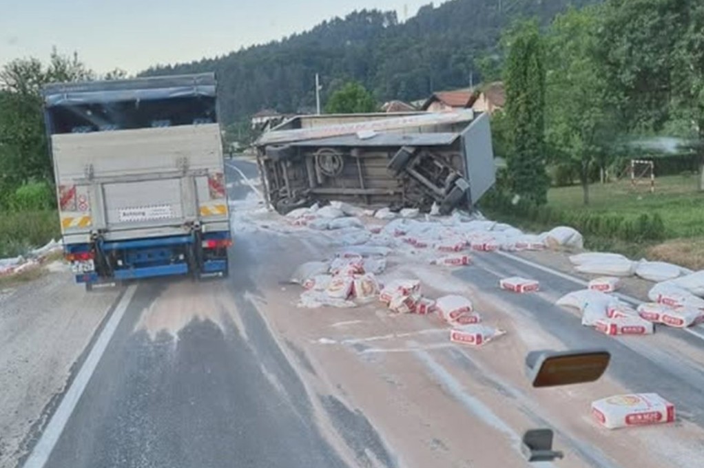 jutros se na magistralnoj cesti doboj - maglaj kod doboja prevrnuo kamion koji je prevozio brasno prilikom prevrtanja na cesti su se rasule vrece sa brasnom i saobracaj je bio otezan