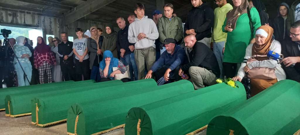 prezivjeli docekali tabute sa posmrtnim ostacima svojih najmilijih u potocarima
