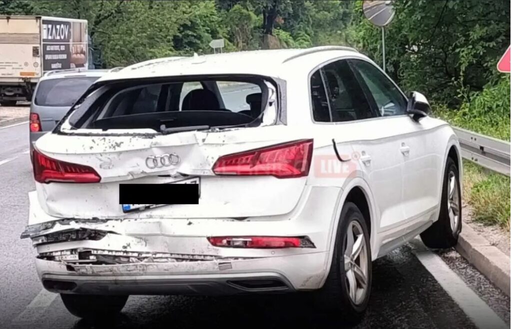 jucer poslijepoidne na bradini kod konjica dogodila se neobicna saobracajna neszgoda dok je otac izasao da gasi pozar na drugom vozilu sleper udario u njegov automobil u kome je bila njegova cetverogodisnja kcerka