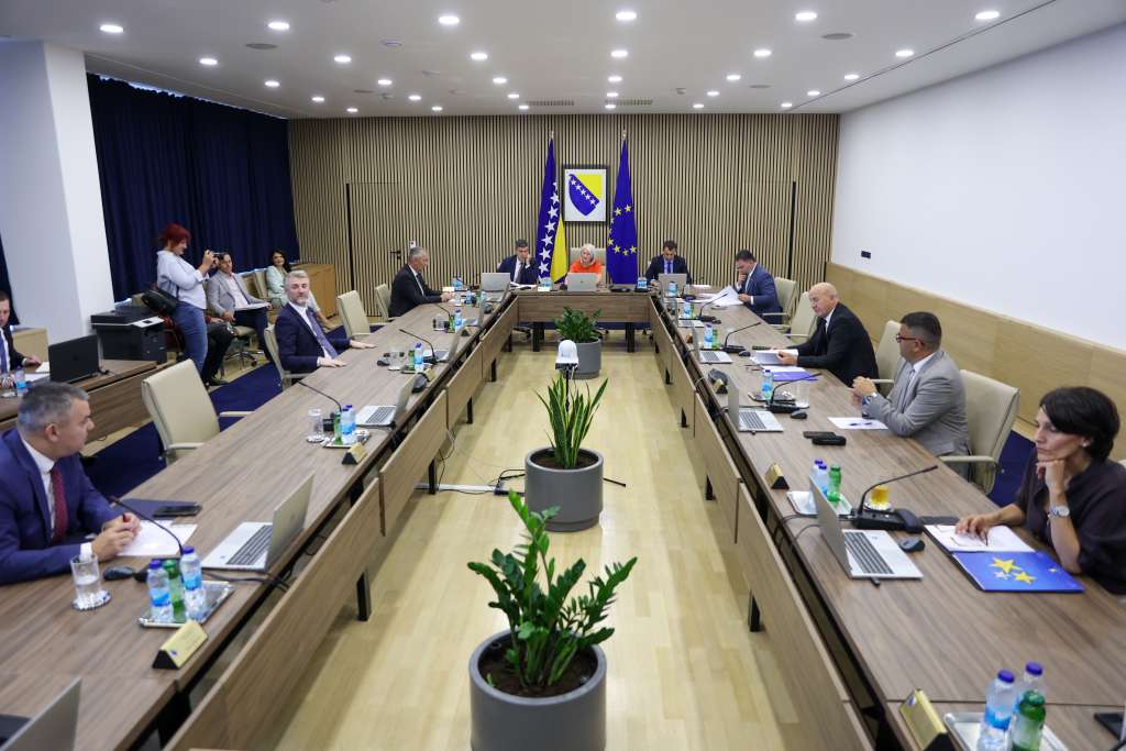 na telefonskoj sjednici vijece ministara donijelo zakljucke o visini toplohg obroka zaposlenih u ionstituvcijama bih