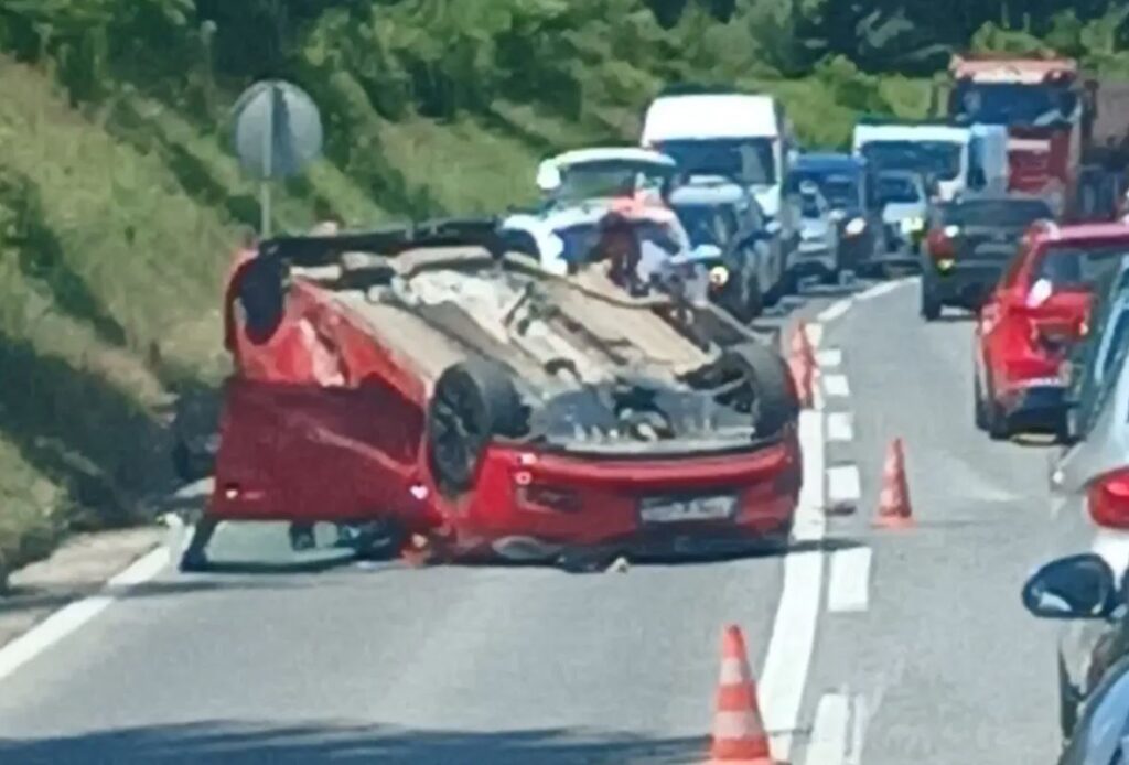 u sudaru tri automobila na putu m18 tuzla - srebrenik - orasje povrijedjen su dvije osobe koje su prevezene u ukc tuzla