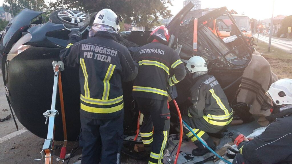 tuzlanski vatrogasci nakon tragicne nesrece u tuzli u kojoj je smrtno stradao mladic iz banovica uputili apel vozacima