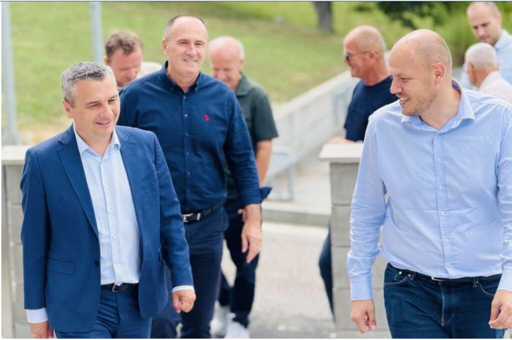 povodom zavrsetka rekonstrukcije dzamije mjesto mahala u opcini osmaci danas je posjetio federalni ministar raseljenih osoba i izbjeglica nerin dizdar