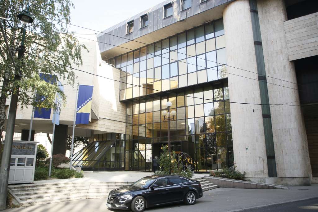 zastupnici iz federalnog parlamenta koriste augostovski godisnji odmor predsjedavajuci sjednicu najavio za septembar