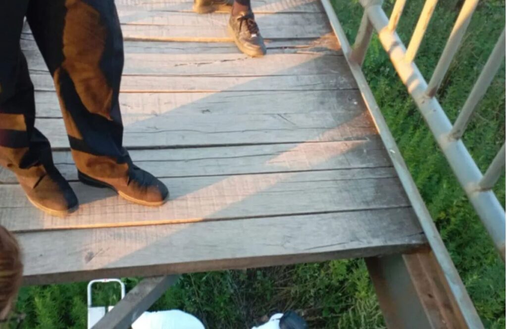 maloljetna djevojcica zadobuila je teze povrede nakon sto je jucer propala kroz daske dotrajalog mosta u zivinickom naselju oskova