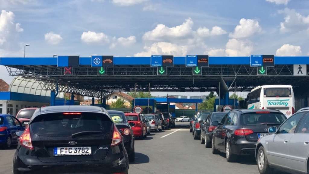 jutros se na putevima u bih saobracaj odvija bez vecih smetnji vozi se u povoljnim uslovima na granicnom prelazu izacic formirana je duga kolona vozila na izlazu iz bih