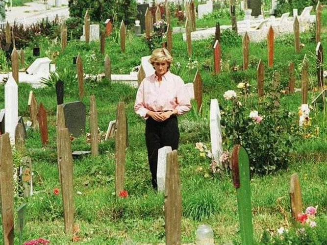 prije tacno 28 godina britanska princeza diana posjetila je sarajevo i bih to joj je ujedno bila i posljednja diplomatska posjeta jer je nedugo nakon toga stradala u sabracajnoj nesreci u parizu