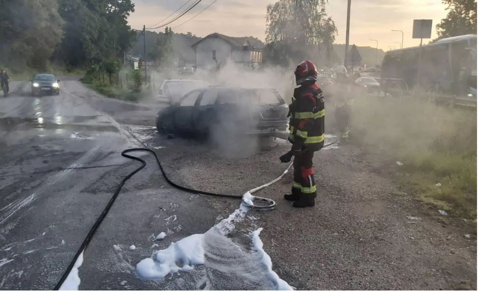 jutros je u tuzlanskom naselju bukinje izbio pozar na jednom od automobila brzom intervencijom pvj tuzla pozar je lokalizovan i ugasen a prema njihovim informacijama nije bilo povrijedjenih dok je na vozilu pricinjena materijalna steta