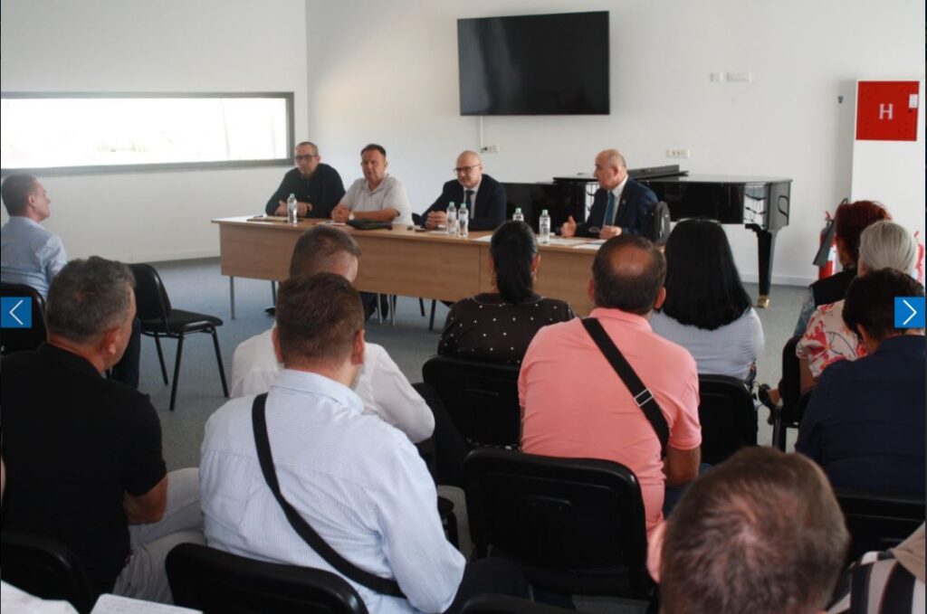 ministar obrazovanja i nauke u vladi tk ahmed omerovic odrzao je povodom pocetka nove skoleks godine sastanak sa svim direktorima osnovnih i srednjih skola na podrucju tk