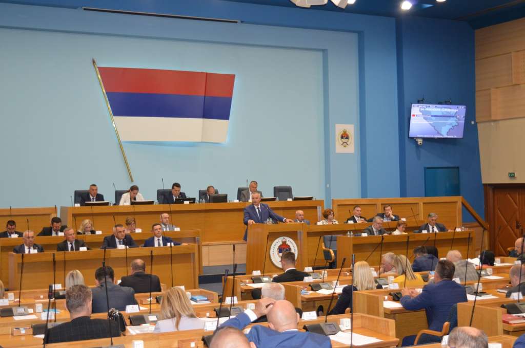 nsrs je na sinocnjoj sjednici usvojila odluku o raspisivanju referenduma u povodu odluke cik-a da sa mjesta predsjednika rs skine milorada dodika referendum zakazan za 25 oktobar