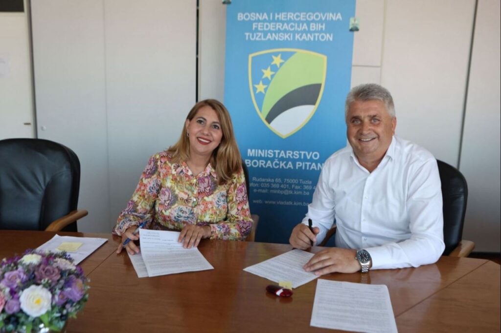 ministrica za boracka pitanja u vladi tk senada dizdarevic i nacelnik opcine sapna zudin mahmutovic potpisali su danas ugovor o dodjeli sredstava za snimanje dokumentarnog filma sapna - vitezovi na istocnom bedemu bosne