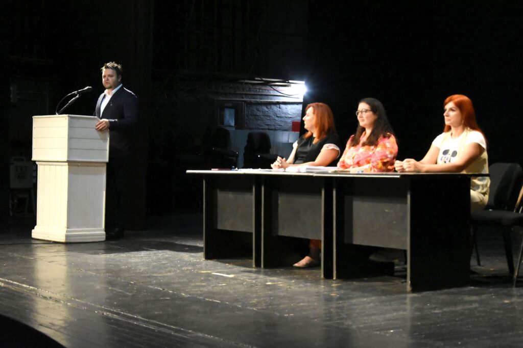 ministar za kluturu sport i mlade u vladi tk damir gazdic urucio je urucio je danas 142 odluke o subvencioniranju kamta namjenskih kredita za stambeno zbrinjavanje mladih