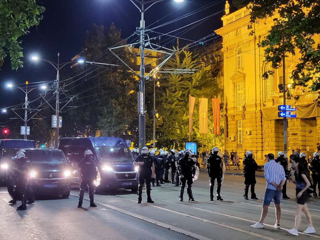 sinioc su se sirom srbije nastavili sukobi izmwedju policije i dmeonstranata povrijedjeno je desetak a isto toliko i privedeno