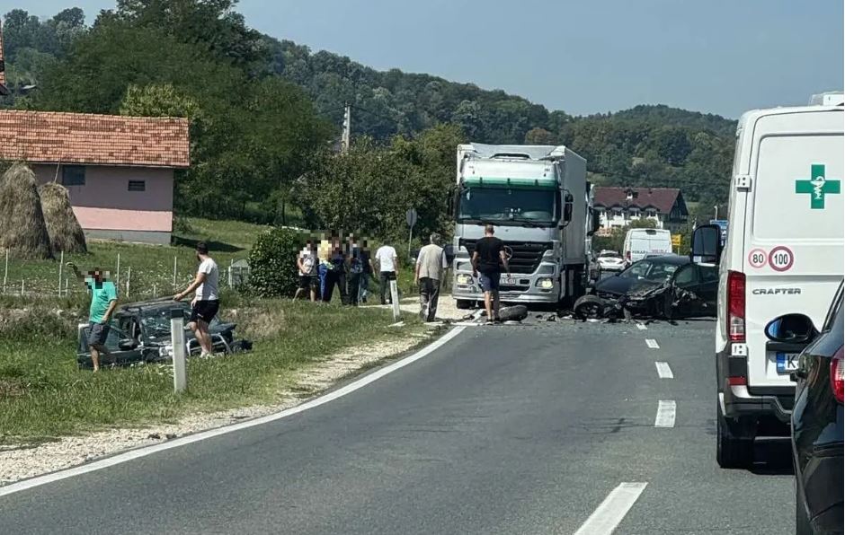 u mjestu tinja kod srebrenika dogodila se teska saobracajna nesreca u kojoj je ucestvovalo vise vozila prem prvim informacijama povrijedjeno je vise osoba