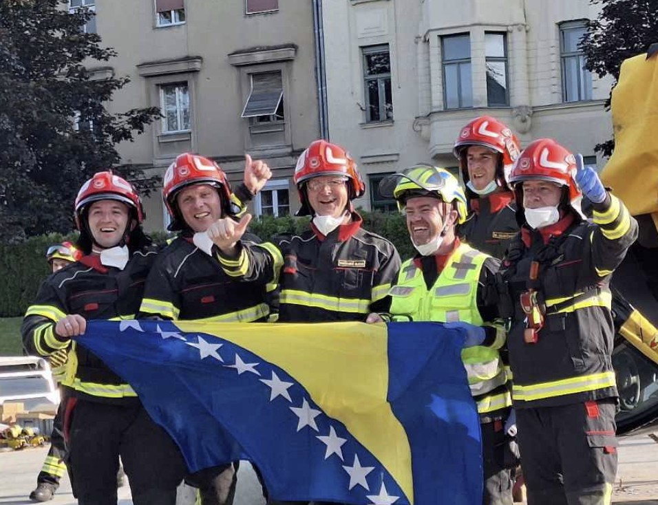 tuzlanski vatrogasci ucestvovat ce na svjetskom prvenstvu u spasavanju u saobracajnim nesrecema prvenstvo se odrzava u hrvatskoj a ovo je prvi put da na ovom prestiznom takmicenju ucestvuje tim iz bih