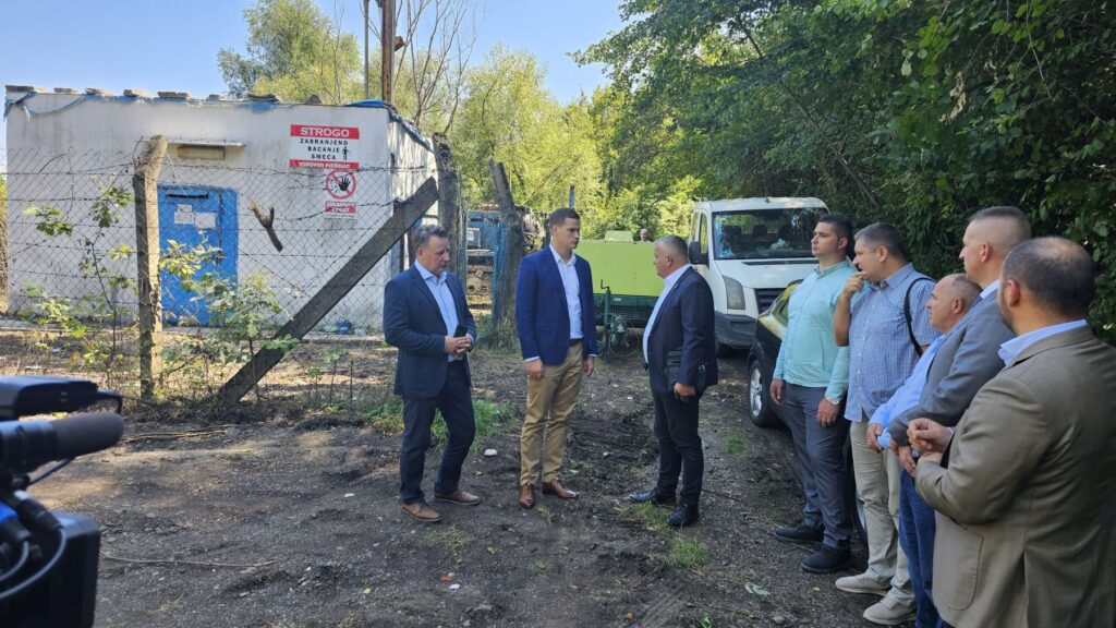 premijer tuzlanskog kantona irfan halilagic danas je boravio u posjeti zivinicama gdje je sa gradonacelnikom beganom muhicem razgovarao o aktuelnim infrastrukturnim ulaganjima i projektima u oblasti vodoprivrede koje finansira ili sufinansira vlada tk