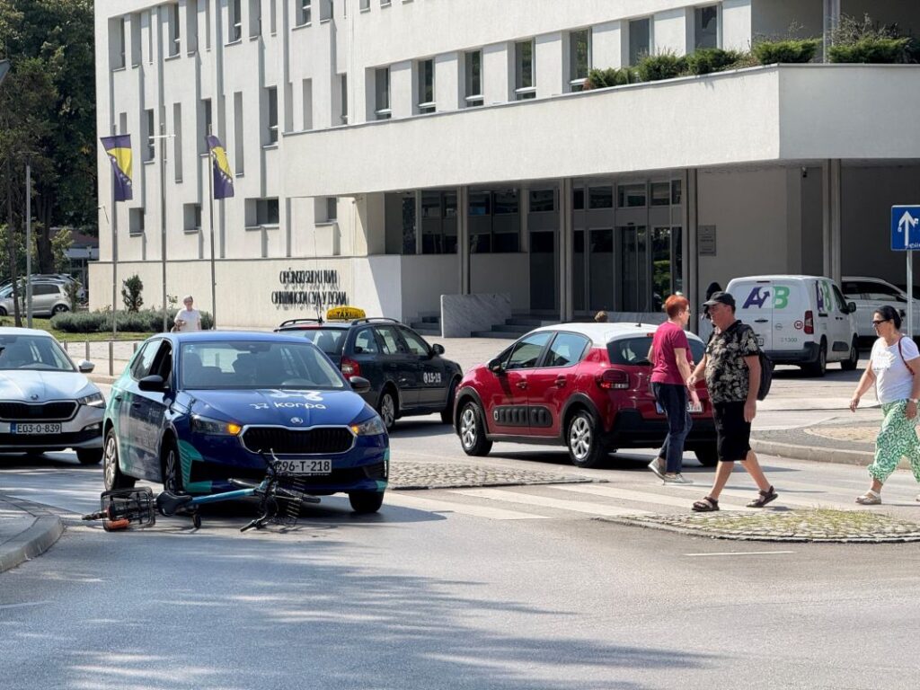 u blizini opcinskog suda u tuzli i gradske uprave doslo je do saobracajne nesrece u kojoj je automobil udario biciklistu srecom nije bilo povrijedjenih osoba