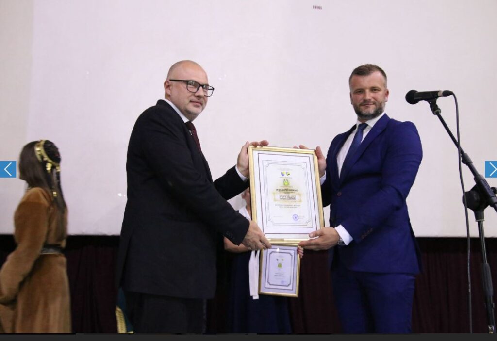 ministar obrazovanja i nauke u vladi tk ahmed omerovic dobitnik je jednog od najvecih priznanja povelje opcine banovici