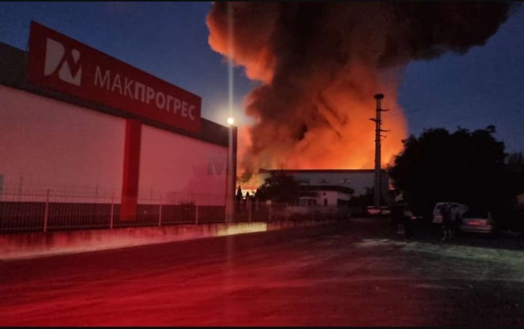 u pozaru koji je sinoc zahvatio tvornicu slatkisa u s makedoniji povrijejeno 16 osoba