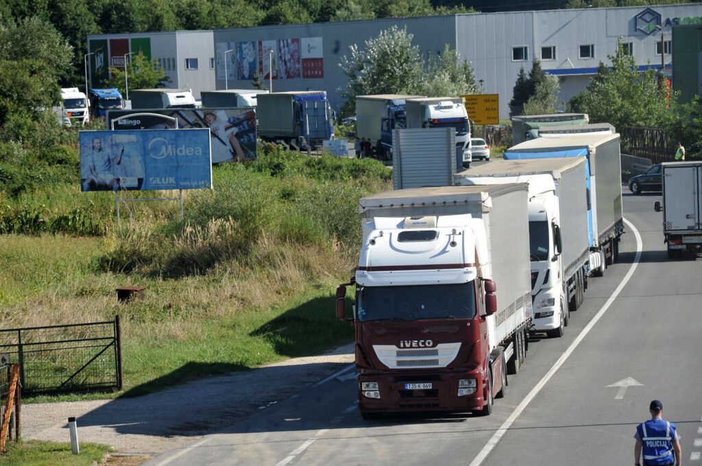 i jutros nastavljeni protesi prijevoznika u bih otezano odvijanje saobracaja na svim znacajnijim putevima u zemlji